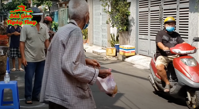  Vụ từ chối phát cơm từ thiện cho người sơn móng chân, bụi đời: YouTuber lên tiếng giải thích - Ảnh 4.