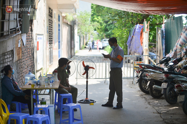  Hà Nội: Phong toả con ngõ tại phường Mỹ Đình, nhân viên y tế gọi cửa từng nhà để khai báo y tế  - Ảnh 1.