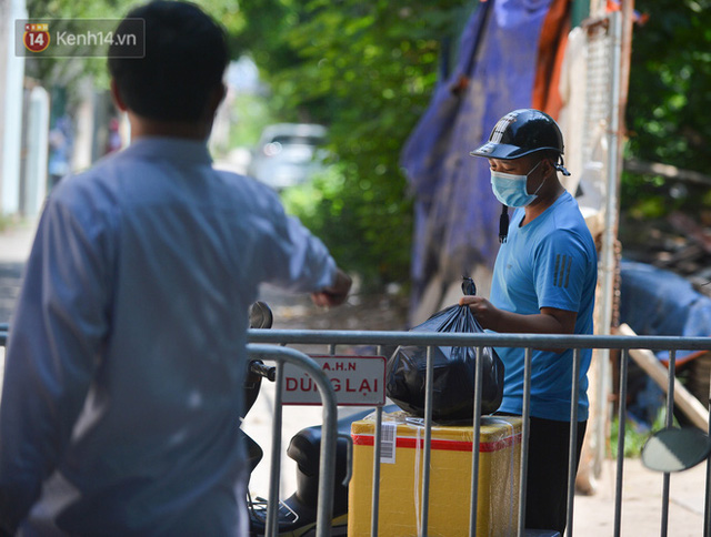  Hà Nội: Phong toả con ngõ tại phường Mỹ Đình, nhân viên y tế gọi cửa từng nhà để khai báo y tế  - Ảnh 12.