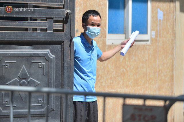  Hà Nội: Phong toả con ngõ tại phường Mỹ Đình, nhân viên y tế gọi cửa từng nhà để khai báo y tế  - Ảnh 8.