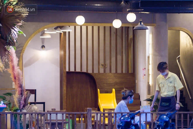  Các nhà hàng, quán ăn ở Hà Nội sau chỉ thị dừng bán tại chỗ: “Chúng tôi phải cho hơn 2/3 nhân viên nghỉ việc” - Ảnh 11.