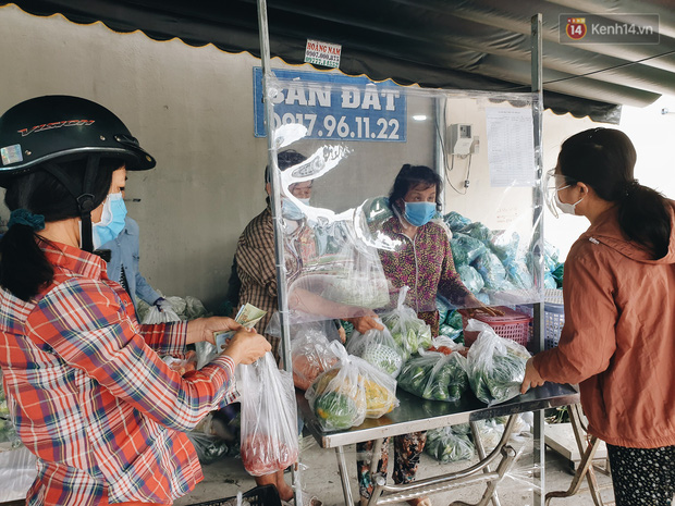  Người dân ở TP.HCM xếp hàng đi “siêu thị” bình ổn trong 2 phút: Hàng hóa nhiều và không cần phải tích trữ - Ảnh 6.