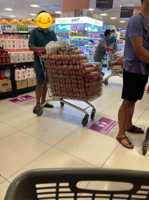 Xôn xao hình ảnh người đàn ông thu gom 1 xe trứng trong siêu thị, đại diện AEON Việt Nam nói gì? - Ảnh 1.