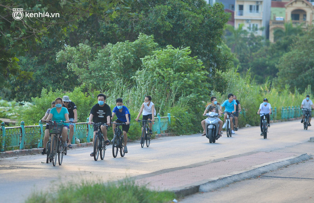  Hà Nội: Hồ Tây lập chốt chặn, hồ Gươm chăng rào kín vẫn không ngăn được... người dân tập thể dục  - Ảnh 1.