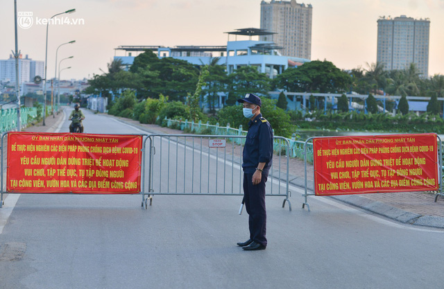  Hà Nội: Hồ Tây lập chốt chặn, hồ Gươm chăng rào kín vẫn không ngăn được... người dân tập thể dục  - Ảnh 2.