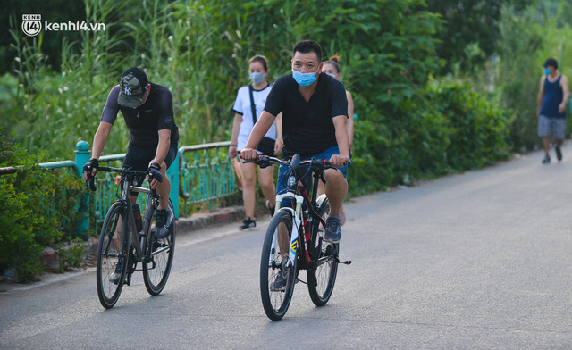  Hà Nội: Hồ Tây lập chốt chặn, hồ Gươm chăng rào kín vẫn không ngăn được... người dân tập thể dục  - Ảnh 4.