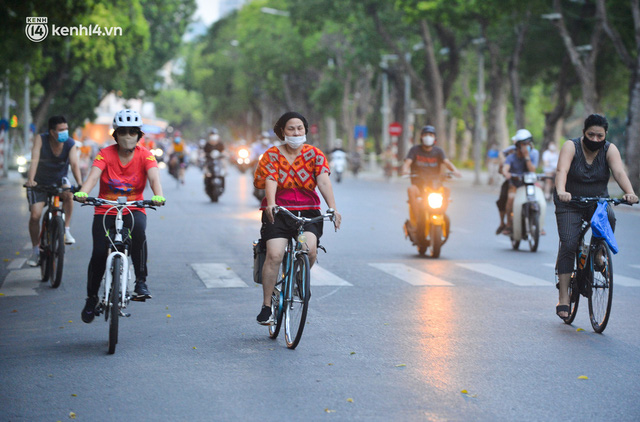  Hà Nội: Hồ Tây lập chốt chặn, hồ Gươm chăng rào kín vẫn không ngăn được... người dân tập thể dục  - Ảnh 10.