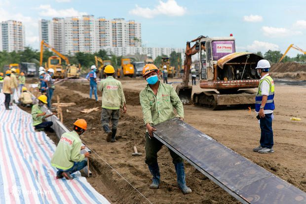  Cận cảnh đại công trường nơi xây dựng thần tốc 2 bệnh viện dã chiến Covid-19 ở TP.HCM - Ảnh 4.