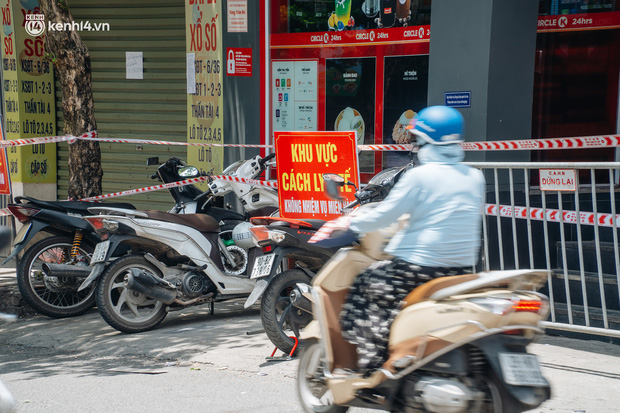  Ảnh: Hà Nội phong toả 3 toà nhà xung quanh một đại lý Vietlott và hàng loạt địa điểm khác liên quan các chùm ca bệnh - Ảnh 9.