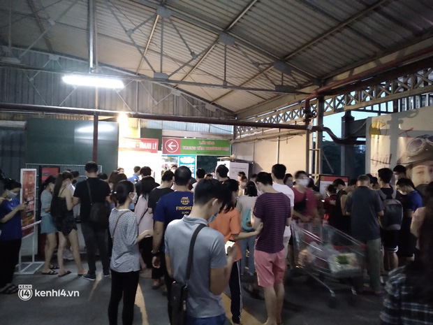  Ngay lúc này ở Hà Nội: Siêu thị đông kín khách đến tối muộn, thịt cá và rau xanh cháy hàng sau công điện của thành phố - Ảnh 1.