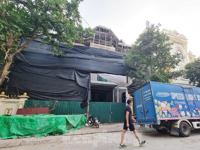  Cận cảnh biệt thự nhà giàu cơi nới phá vỡ quy hoạch trong khu đô thị ở Hà Nội  - Ảnh 6.