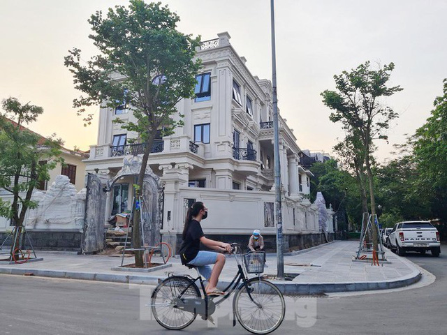  Cận cảnh biệt thự nhà giàu cơi nới phá vỡ quy hoạch trong khu đô thị ở Hà Nội  - Ảnh 7.
