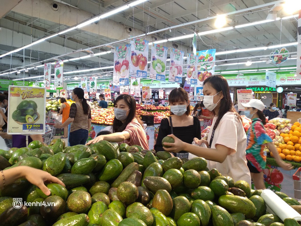  Ngay lúc này ở Hà Nội: Siêu thị đông kín khách đến tối muộn, thịt cá và rau xanh cháy hàng sau công điện của thành phố - Ảnh 7.