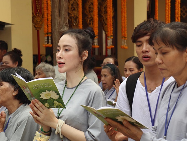 Angela Phương Trinh gây tranh cãi khi bày cách trị ung thư bằng niệm Phật: Nói chuyện, trải lòng từ bi, cầu cho khối u siêu thoát, dần dần khối u sẽ biến mất? - Ảnh 2. Angela Phương Trinh gây tranh cãi khi bày cách trị ung thư bằng niệm Phật: Nói chuyện, trải lòng từ bi, cầu cho khối u siêu thoát, dần dần khối u sẽ biến mất? - Ảnh 2.