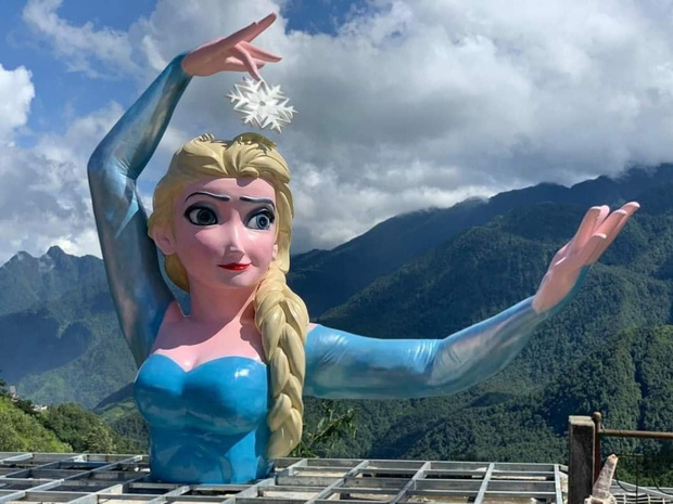  Xôn xao ảnh chụp bức tượng Nữ hoàng băng giá Elsa “phiên bản biến dạng” ở Sa Pa, dân mạng phản ứng dữ dội - Ảnh 2.