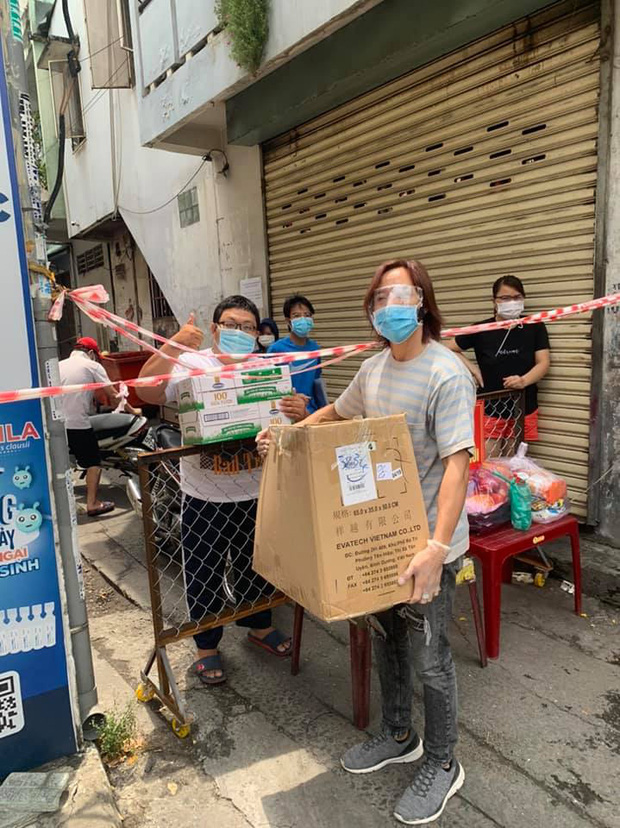 Bị xỉa xói kinh doanh nghề từ thiện giữa mùa dịch, Việt Hương đáp căng và sẵn sàng đối chất với cơ quan chức năng - Ảnh 1. Bị xỉa xói kinh doanh nghề từ thiện giữa mùa dịch, Việt Hương đáp căng và sẵn sàng đối chất với cơ quan chức năng - Ảnh 1.