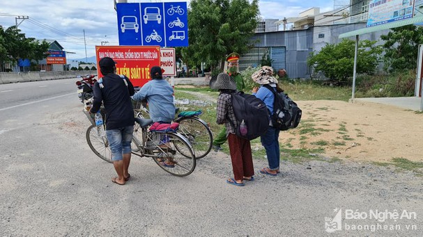 Gia đình 4 người Nghệ An đạp xe từ Đồng Nai về quê tránh dịch