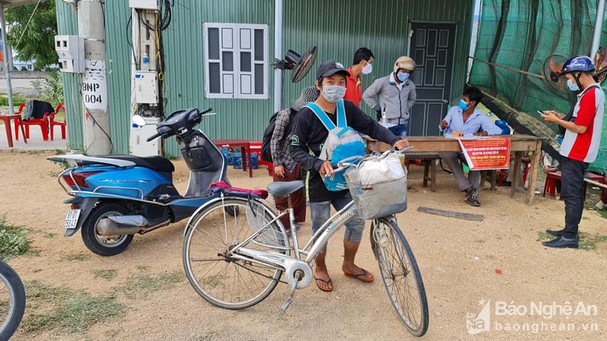 Gia đình 4 người Nghệ An đạp xe từ Đồng Nai về quê tránh dịch - Ảnh 2.