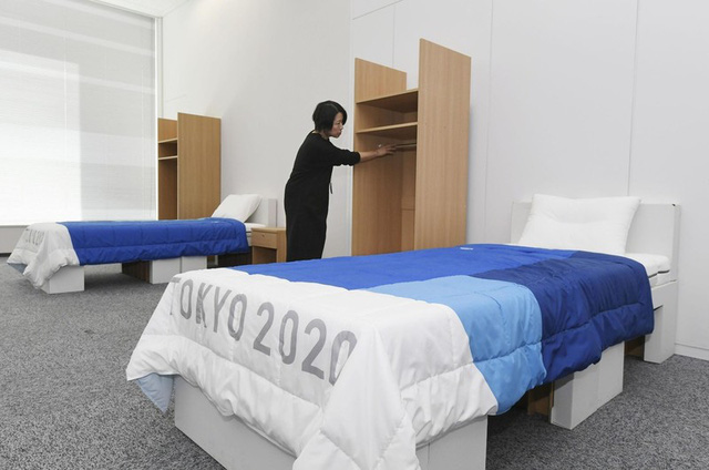 VĐV Olympic thử giường giấy của Nhật Bản - Ảnh 1.
