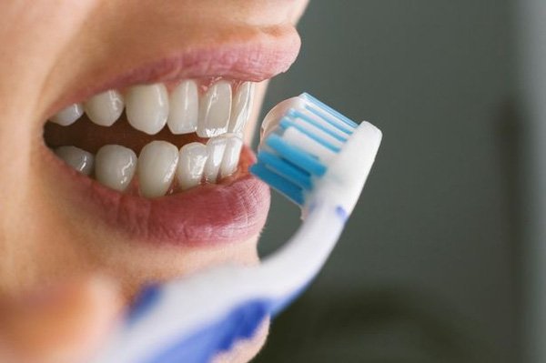 Chuyên gia chỉ ra cách ngăn ngừa virus xâm nhập răng miệng, trong mùa dịch COVID-19 người dân càng nên dắt túi - Ảnh 1.