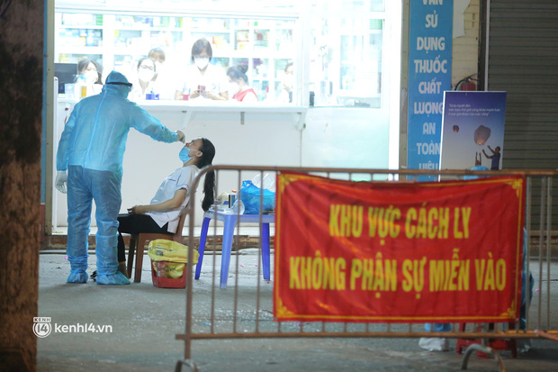  Hà Nội: Phong toả, xét nghiệm cho nhân viên nhà thuốc trên phố Láng Hạ sau thông báo khẩn của CDC - Ảnh 7.