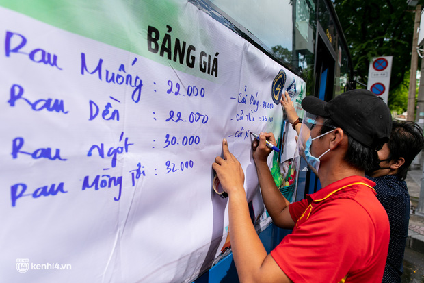 Ảnh, clip: Những chiếc xe buýt chở đầy rau củ với giá bình ổn cho người dân Sài Gòn những ngày giãn cách xã hội - Ảnh 2.