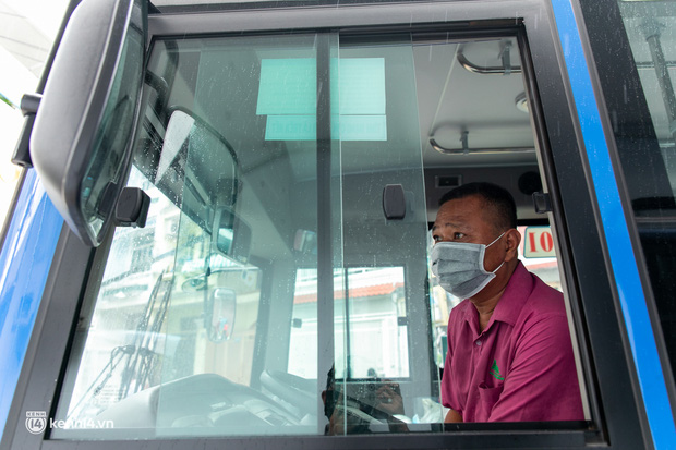 Ảnh, clip: Những chiếc xe buýt chở đầy rau củ với giá bình ổn cho người dân Sài Gòn những ngày giãn cách xã hội - Ảnh 13.