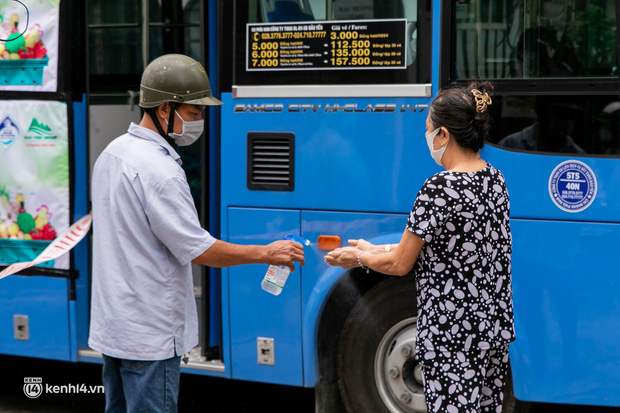 Ảnh, clip: Những chiếc xe buýt chở đầy rau củ với giá bình ổn cho người dân Sài Gòn những ngày giãn cách xã hội - Ảnh 4.