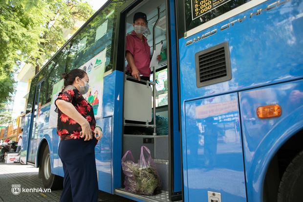 Ảnh, clip: Những chiếc xe buýt chở đầy rau củ với giá bình ổn cho người dân Sài Gòn những ngày giãn cách xã hội - Ảnh 7.
