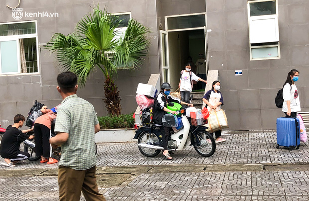 Hà Nội: Hàng trăm sinh viên KTX Mỹ Đình 2 đội mưa chuyển đồ, nhường chỗ cho khu cách ly Covid-19 - Ảnh 1.