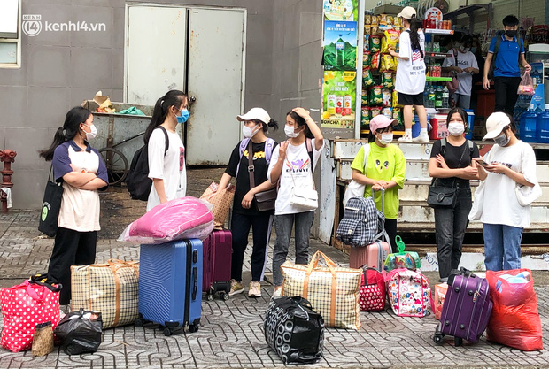 Hà Nội: Hàng trăm sinh viên KTX Mỹ Đình 2 đội mưa chuyển đồ, nhường chỗ cho khu cách ly Covid-19 - Ảnh 2.