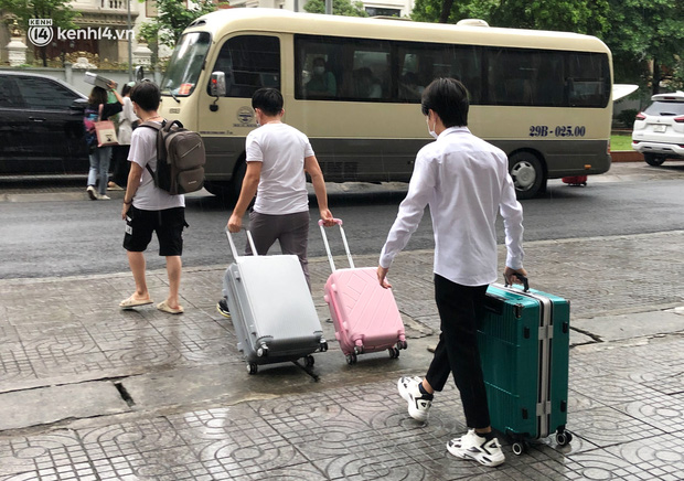 Hà Nội: Hàng trăm sinh viên KTX Mỹ Đình 2 đội mưa chuyển đồ, nhường chỗ cho khu cách ly Covid-19 - Ảnh 11.
