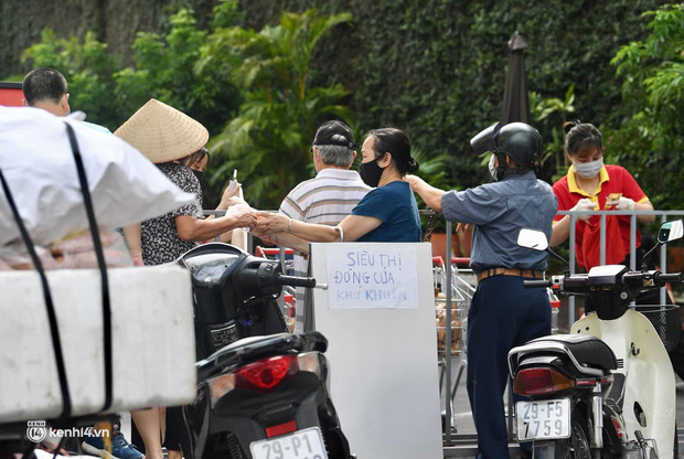  Hà Nội ngày đầu giãn cách: Nhân viên một siêu thị đi chợ hộ người dân - Ảnh 11.