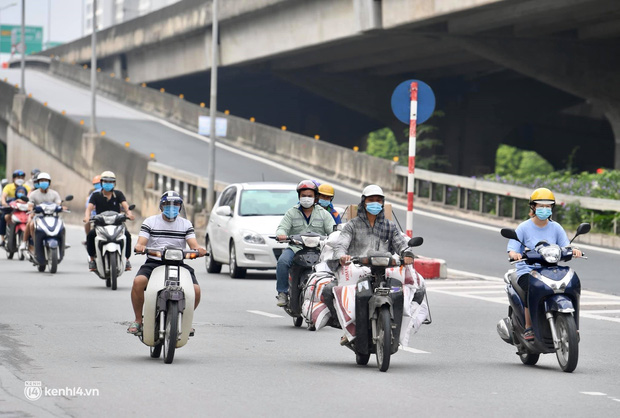  Hà Nội ngày đầu giãn cách: Nhân viên một siêu thị đi chợ hộ người dân - Ảnh 5.