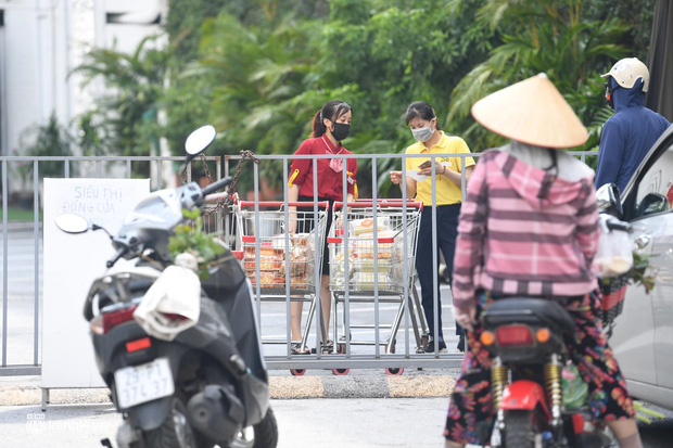  Hà Nội ngày đầu giãn cách: Nhân viên một siêu thị đi chợ hộ người dân - Ảnh 10.