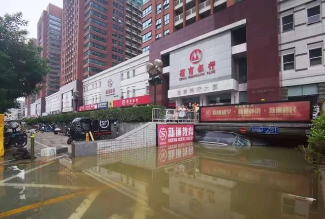  Uống nước mưa cầm hơi suốt 3 ngày 3 đêm mắc kẹt tại hầm xe, người đàn ông sống sót thần kỳ trong trận mưa lũ ngàn năm có một ở Trung Quốc  - Ảnh 2.