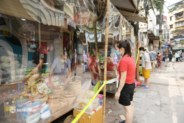 Hà Nội: Chợ dân sinh đầu tiên quây nylon kín mít để phòng tránh Covid-19 khi bán hàng - Ảnh 12.