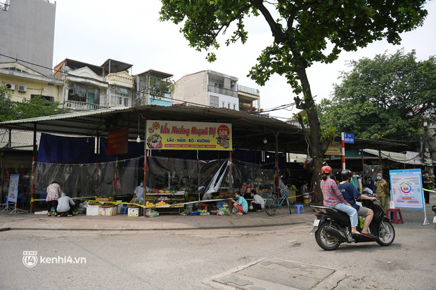 Hà Nội: Chợ dân sinh đầu tiên quây nylon kín mít để phòng tránh Covid-19 khi bán hàng - Ảnh 3.
