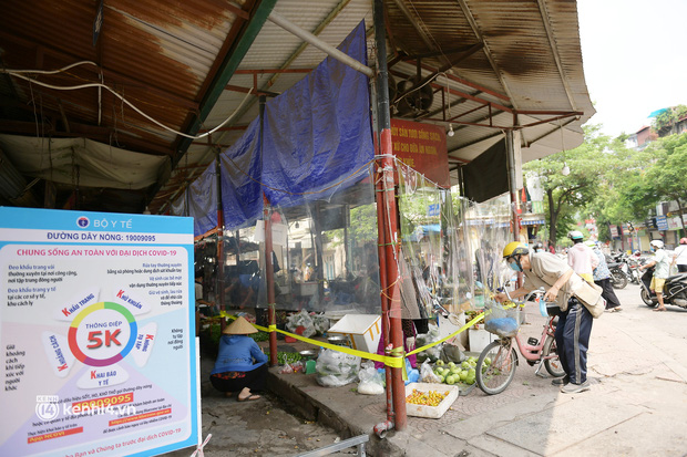 Hà Nội: Chợ dân sinh đầu tiên quây nylon kín mít để phòng tránh Covid-19 khi bán hàng - Ảnh 5.