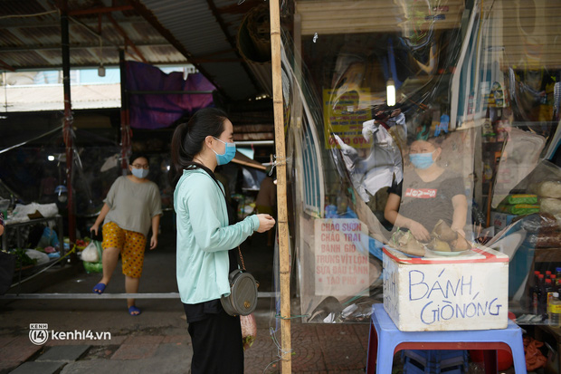 Hà Nội: Chợ dân sinh đầu tiên quây nylon kín mít để phòng tránh Covid-19 khi bán hàng - Ảnh 7.