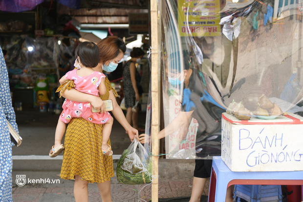 Hà Nội: Chợ dân sinh đầu tiên quây nylon kín mít để phòng tránh Covid-19 khi bán hàng - Ảnh 9.