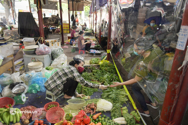 Hà Nội: Chợ dân sinh đầu tiên quây nylon kín mít để phòng tránh Covid-19 khi bán hàng - Ảnh 10.
