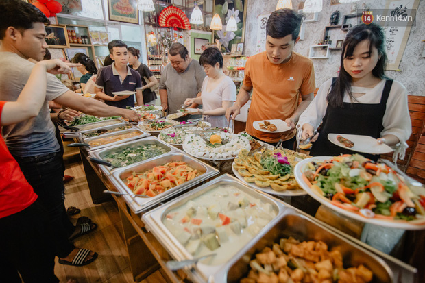 Góc ấm lòng ở Sài Gòn: Bà chủ chuỗi quán chay Mãn Tự mở ‘chợ rau’ 0 đồng lớn nhất Sài Gòn, mỗi ngày tặng 20 tấn rau & nấu 5-7 ngàn suất ăn - Ảnh 7.