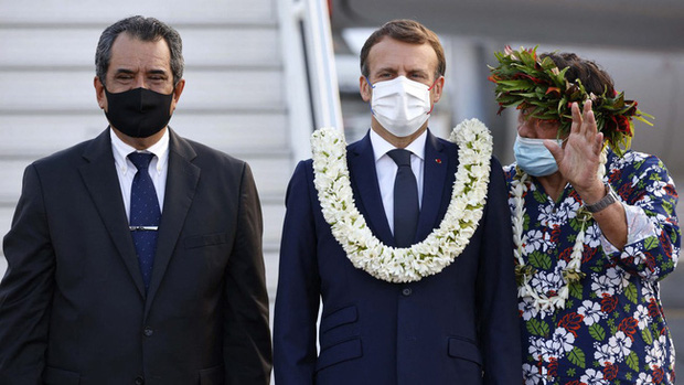  Tổng thống Pháp bất ngờ biến thành vòng hoa khổng lồ di dộng, vẻ mặt tôi ổn càng khiến mọi người thích thú - Ảnh 2.