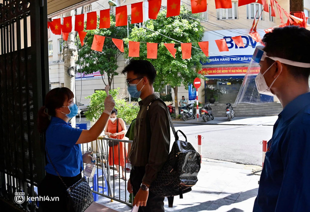  Ảnh: Hà Nội bắt đầu chiến dịch tiêm vắc xin Covid-19 cho người dân trên diện rộng - Ảnh 1.