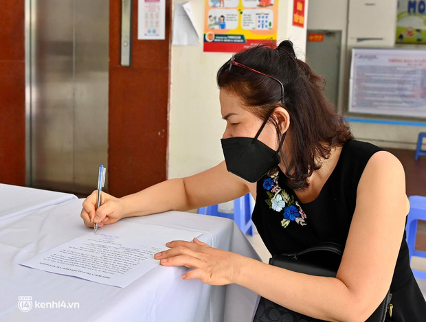  Ảnh: Hà Nội bắt đầu chiến dịch tiêm vắc xin Covid-19 cho người dân trên diện rộng - Ảnh 2.
