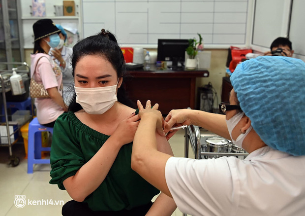  Ảnh: Hà Nội bắt đầu chiến dịch tiêm vắc xin Covid-19 cho người dân trên diện rộng - Ảnh 11.