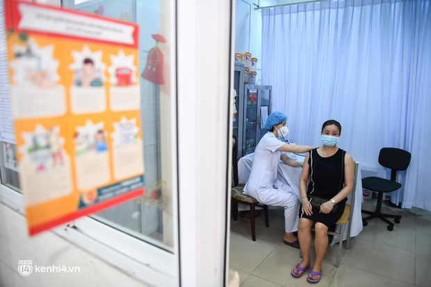  Ảnh: Hà Nội bắt đầu chiến dịch tiêm vắc xin Covid-19 cho người dân trên diện rộng - Ảnh 12.
