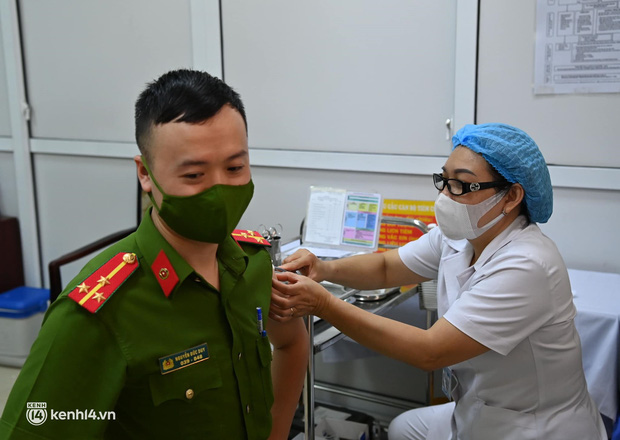  Ảnh: Hà Nội bắt đầu chiến dịch tiêm vắc xin Covid-19 cho người dân trên diện rộng - Ảnh 4.