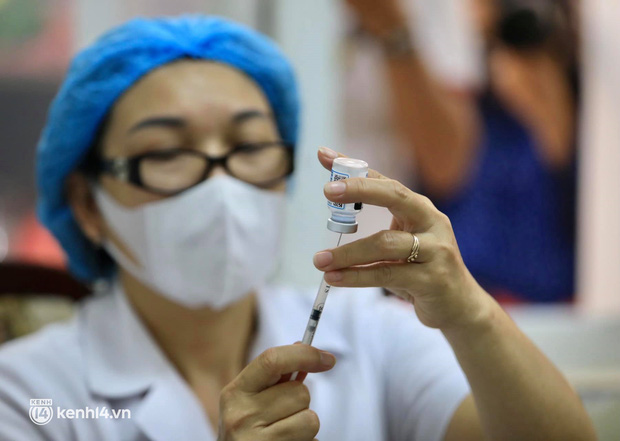  Ảnh: Hà Nội bắt đầu chiến dịch tiêm vắc xin Covid-19 cho người dân trên diện rộng - Ảnh 5.